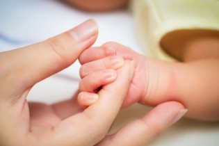 چگونه برای نوزاد شناسنامه بگیریم؟