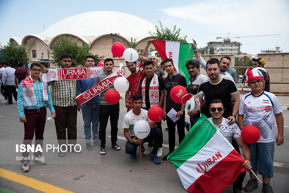 تماشاچیان پیش از دیدار تیم‌های ایران و لهستان