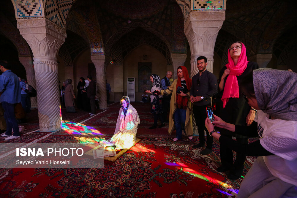 حضورگردشگران ایرانی و خارجی در مسجد «نصیر الملک» شیراز
