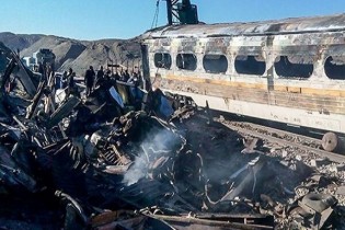آتش سوزی واگن‌های مسافری مهار شد/ علت آتش سوزی مشخص نیست