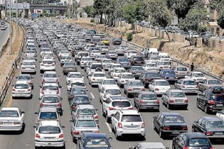 ترافیک سنگین در آزادراه تهران_کرج/ محورهای گیلان بارانی است