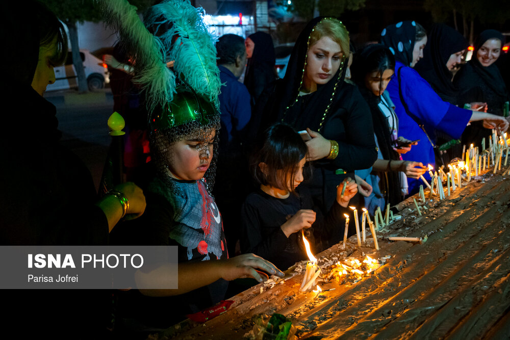 آیین گل مالی و شمع زنی عرب های مقیم بوشهر در شب عاشورای حسینی
