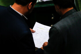 امضای تعدادی از نمایندگان برای انصراف از طرح سه فوریتی اصلاح قیمت بنزین - صحن علنی مجلس - ۲۶ آبان