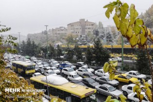 هر شهروند تهرانی در سال ۳۰۰ساعت خود را در ترافیک از دست می‌دهد