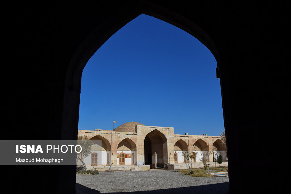 اين بنا كه در دوره صفويه تعمير اساسی شد، به بنای شاه ‌عباس معروف شده است.
