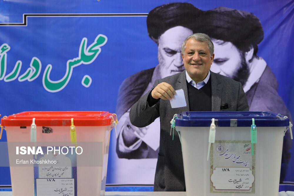 حضور محسن هاشمی رفسنجانی رییس شورای شهر تهران پای صندوق رای حسینیه جماران - انتخابات ۹۸