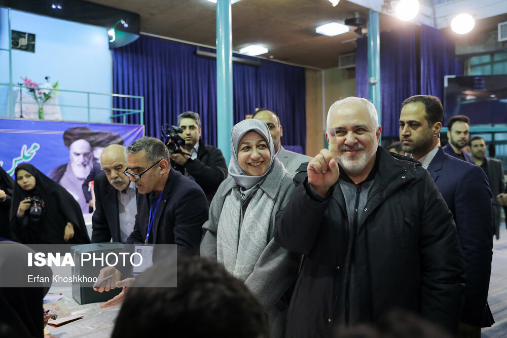 حضور محمد جواد ظریف وزیر امور خارجه  در پای صندوق رای حسینیه جماران  - انتخابات ۹۸