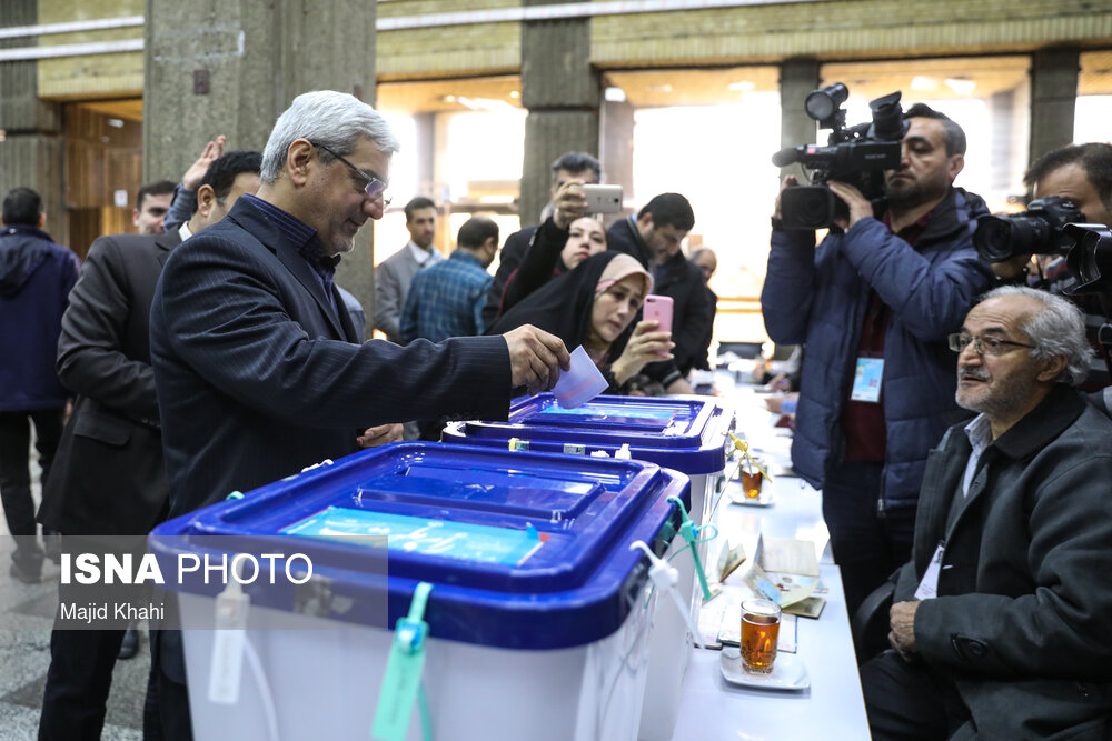 حضور جمال عرف، رییس ستاد انتخابات در پای صندوق رای در ستاد انتخابات کشور. انتخابات ۹۸