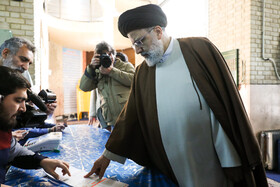 حضور سید ابراهیم رییسی رییس قوه قضاییه در پای صندوق رای مسجدشیشه محله شیخ هادی - انتخابات ۹۸