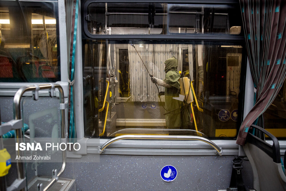ضدعفونی و شستشوی اتوبوس های شهری قم برای پیشگیری از کرونا