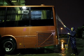 شستشو و ضدعفونی اتوبوس‌های شهری اهواز برای پیشگیری از کرونا