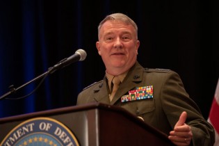 فرمانده سنتکام: برای حفاظت از خود در برابر ایران سامانه دفاع موشکی به عراق می‌فرستیم