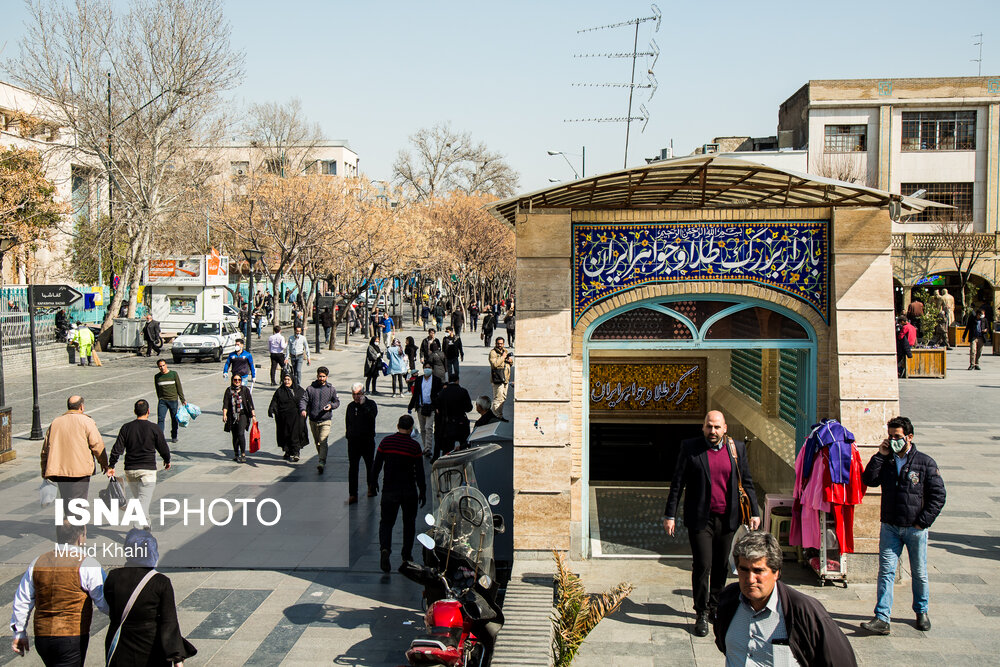 هرچند هنوز هم رفت وآمد مشتریان در بازار بزرگ تهران به چشم می‌خورد، اما خلوت‌تر از روزهای مشابه سال‌های گذشته است.