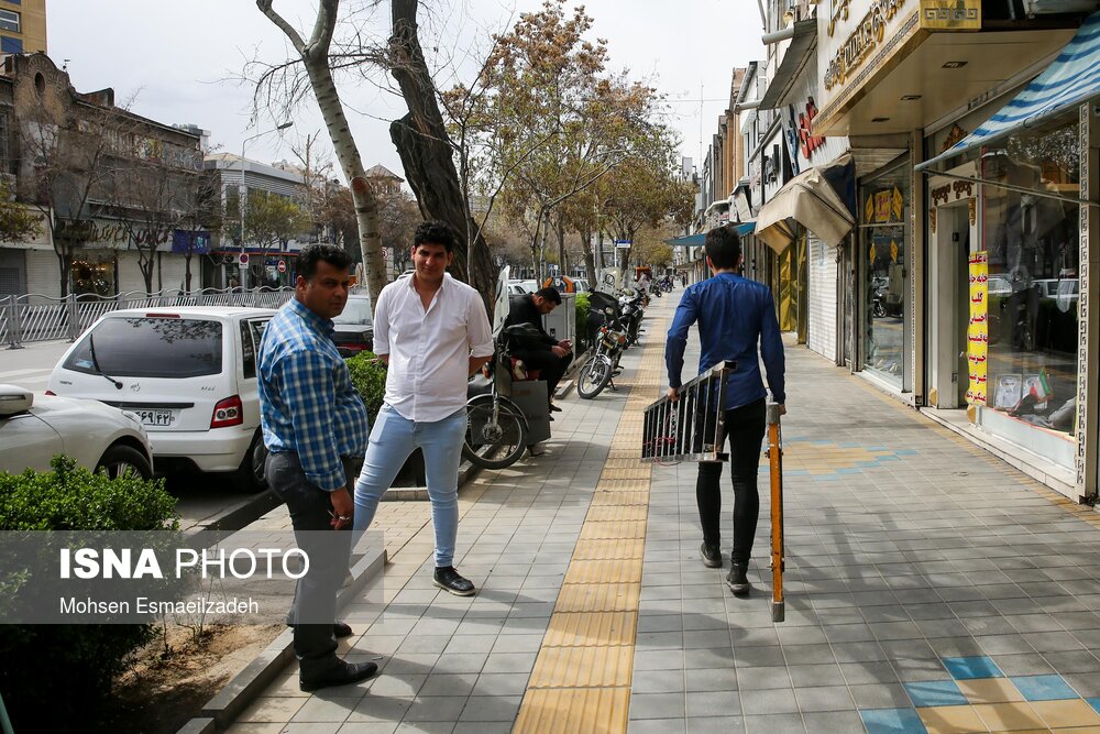خیابان شهید دیالمه مشهد یکی از خیابان‌های پر رفت‌وآمد است که این‌روزا به صورت محسوسی خلوت شده است.