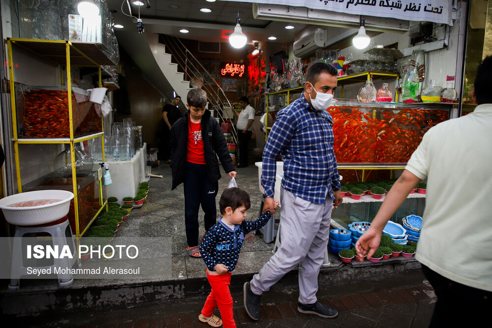 با وجود شرایط خاص و نگران کننده عده ای از مردم به خرید شب عید می پردازند. میدان توحید