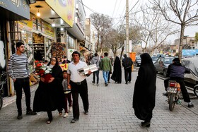 برخی از مردم علی‌رغم توصیه وزارت بهداشت با حضور در بازارها به خرید نوروزی مشغولند.