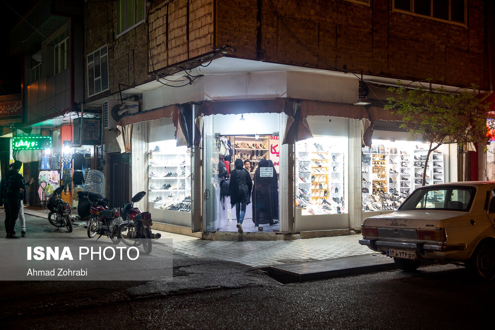 حضور مردم برای خرید عید در خیابان زنگارکی قم