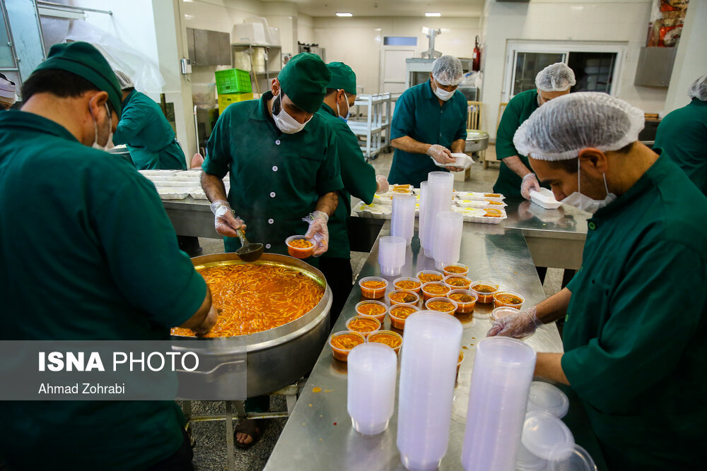 تهیه و توزیع غذای تبرکی کریمه اهل بیت(ع) در بیمارستان کرونایی