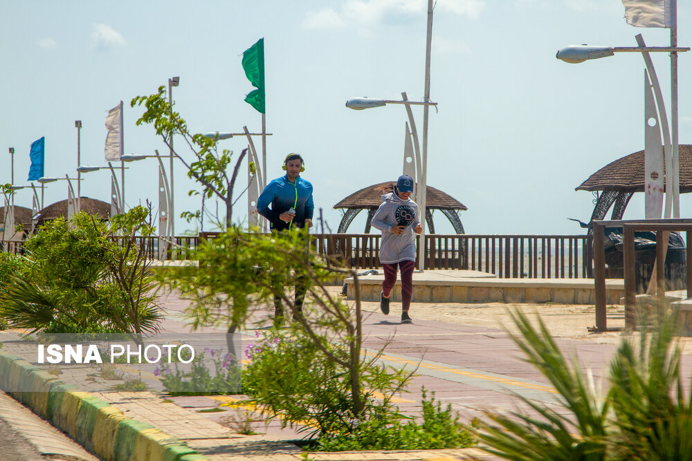بوشهر نوروز بعد از بسته شدن سالن های ورزشی جهت مبارزه با ویروس کرونا بعضی از مردم به ورزش در کنار ساحل روی آورده اند./ بوشهر نوروز ۹۹