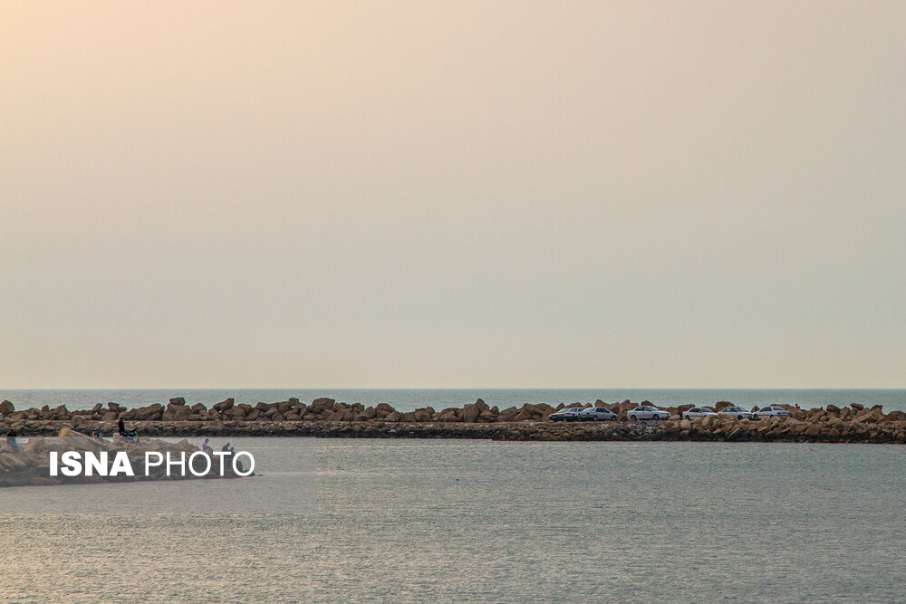 بسیاری از مردم جهت رهایی از قرنطینه خانگی بی توجه به عدم اجتماع ، به صورت گروهی و دوستانه به ساحل و ماهیگیری روی آورده اند./بوشهر نوروز ۹۹
