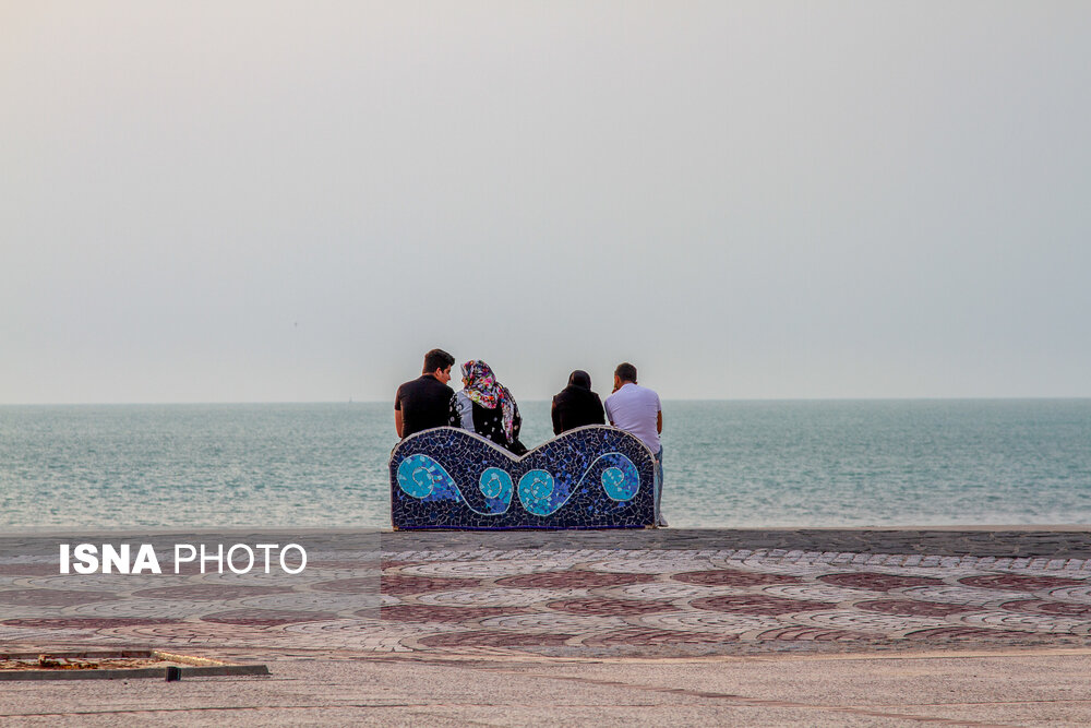 بسیاری از مردم جهت رهایی از قرنطینه خانگی بی توجه به عدم اجتماع ، به صورت گروهی و دوستانه به ساحل و ماهیگیری روی آورده اند/بوشهر نوروز ۹۹