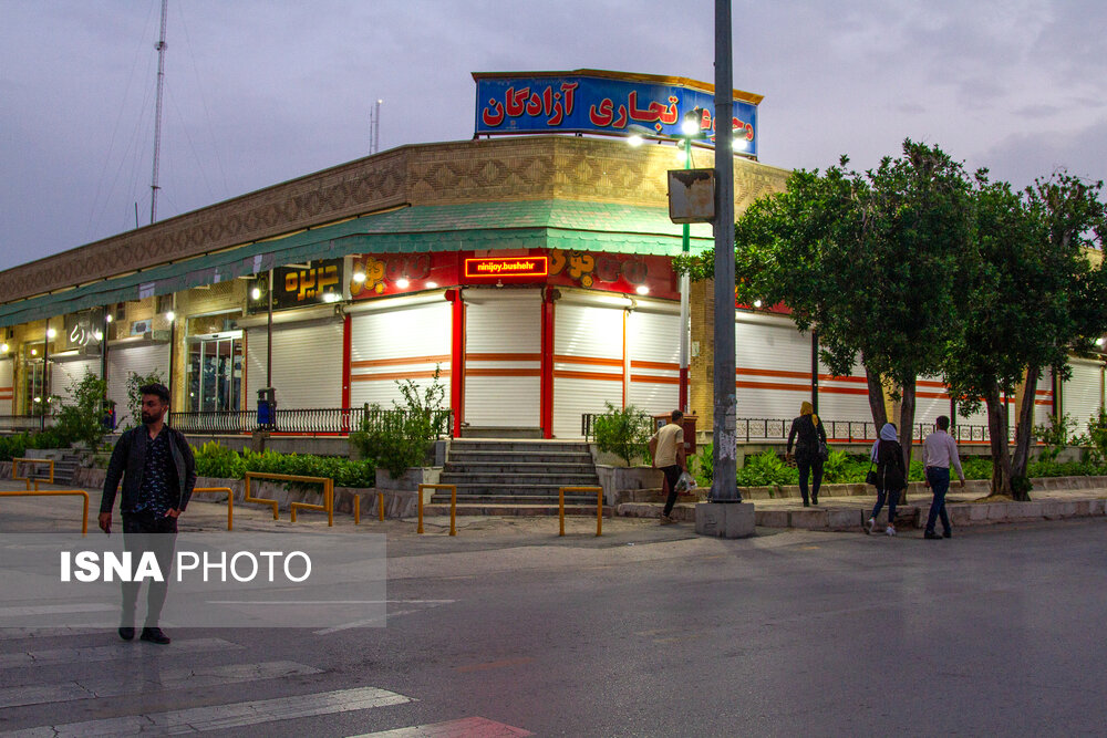 مراکز تجاری از جمله پاساژ آزادگان که یکی از اصلی ترین مراکز خرید در بوشهر است به دستور ستاد ملی مبارزه با کرونا تعطیل شده است./بوشهر نوروز ۹۹