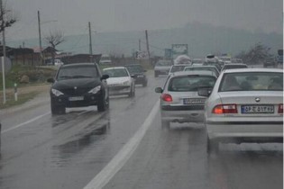 باران راه‌های استان سمنان را لغزنده کرد/ ضرورت احتیاط در تردد
