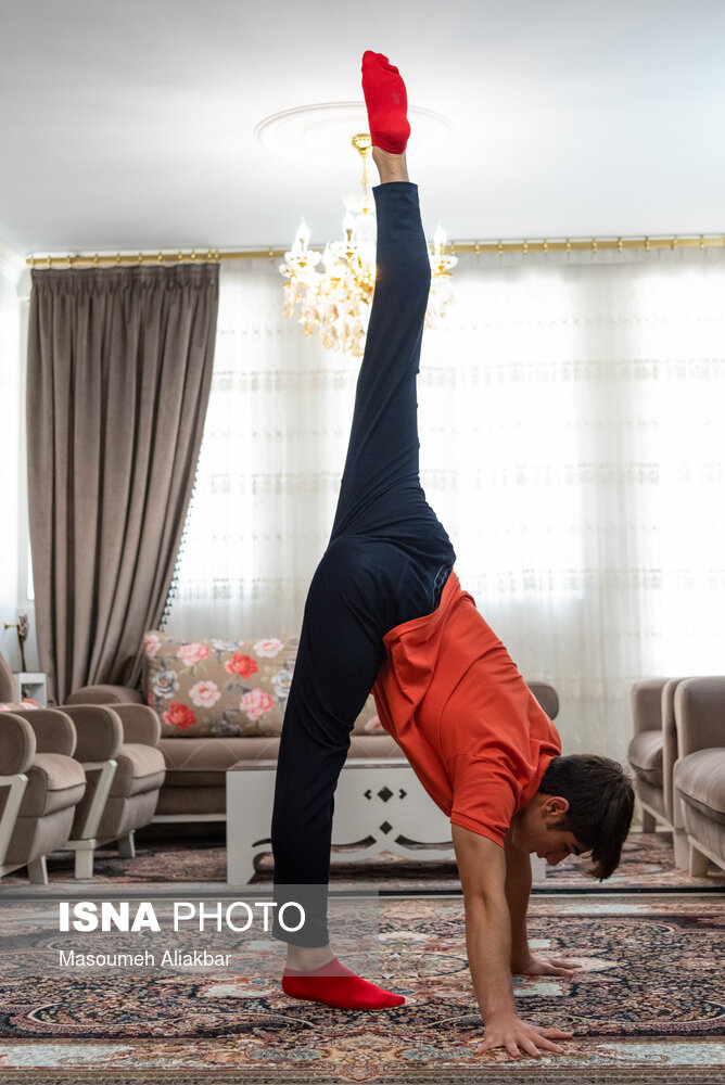 علی سبحانی قهرمان کشور در رشته ایروبیک ژیمناستیک و عضو تیم ملی جوانان ایروبیک ژیمناستیک کشور این روزها جهت حفظ آمادگی جسمانی خود تمریناتش را در منزل انجام می دهد.