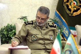فرمانده کل ارتش: سه دوره ریاست لاریجانی بر مجلس، تکیه گاه و مایه امید همگان بود