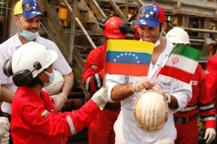 کشتی حامل مواد غذایی ایران به آب‌های ونزوئلا رسید