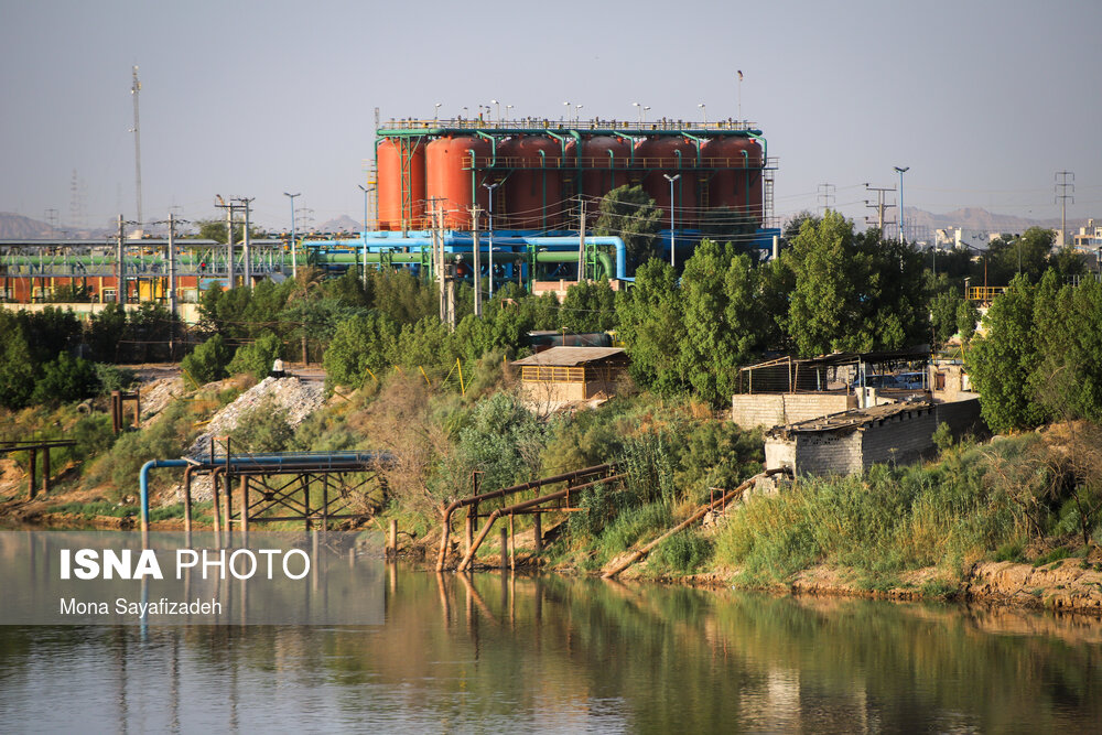 آلودگی های برخی فعالیت های صنعتی که در حاشیه کارون فعالیت دارند مستقیما به این رود می ریزند.
