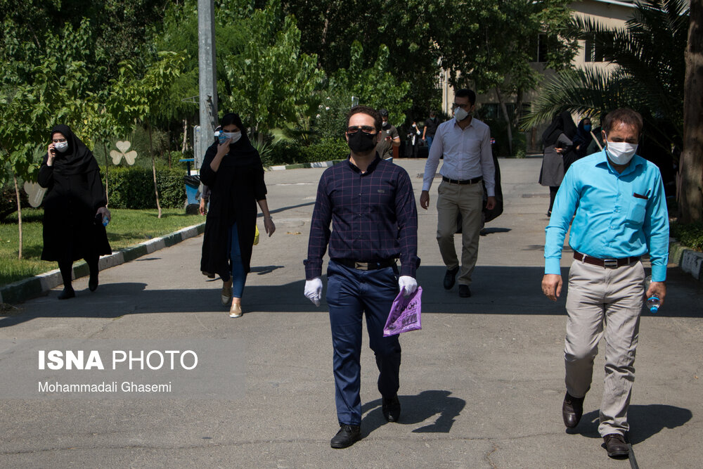 خروج داوطلبان پس از پایان آزمون -دانشگاه امیرکبیر