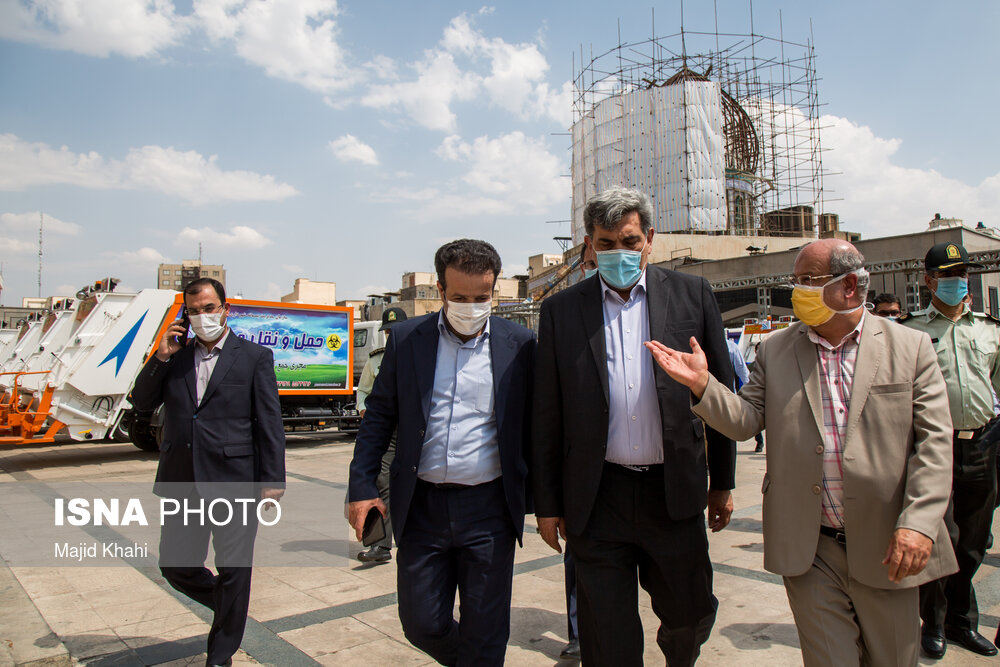 پیروز حناچی شهردار تهران و علیرضا زالی رییس ستاد مقابله با کرونا در تهران  در مراسم  رونمایی از ۴۰ دستگاه جمع‌آوری زباله‌های بیمارستانی