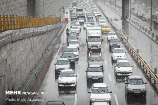 ترافیک در ورودی پایتخت سنگین است/ بارش باران در محورهای گیلان