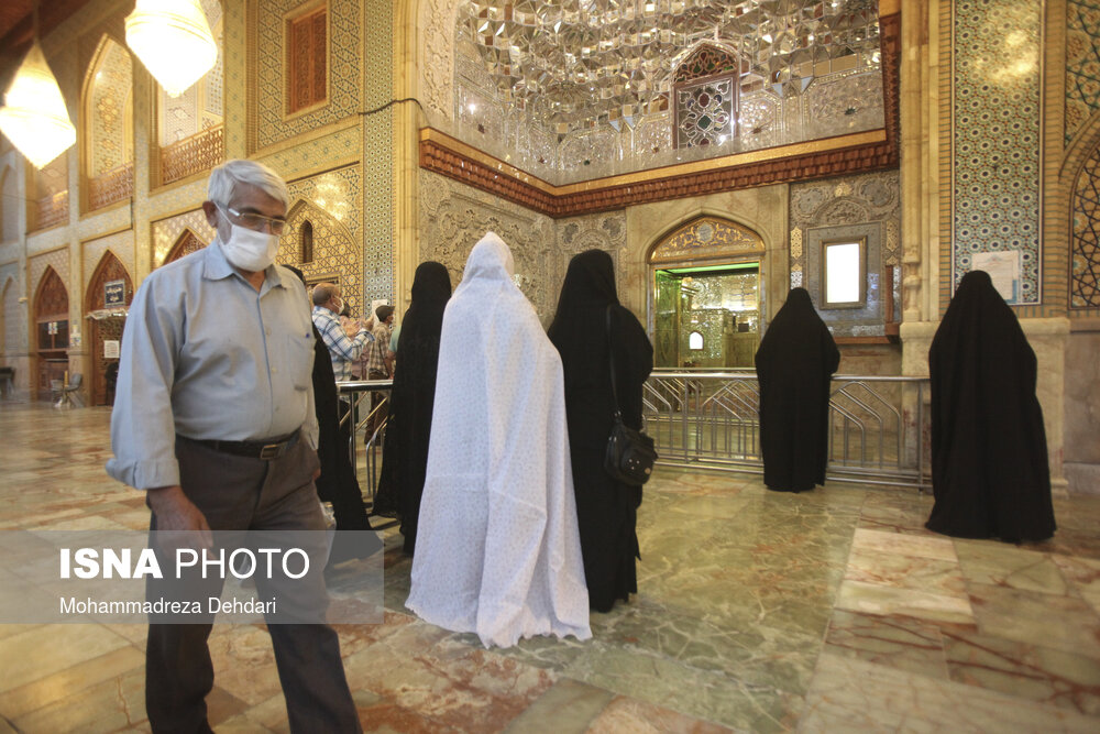 علی‌رغم قرار داشتن فارس در وضعیت قرمز، همچنان اماکن گردشگری در شیراز باز و پذیرای گردشگران است.(حرم شاهچراغ-ع)