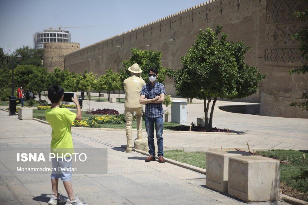 علی‌رغم قرار داشتن فارس در وضعیت قرمز، همچنان اماکن گردشگری در شیراز باز و پذیرای گردشگران است.(ارگ کریمخان)