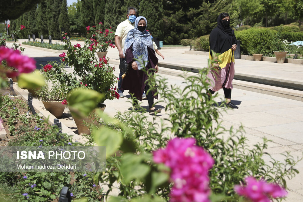 علی‌رغم قرار داشتن فارس در وضعیت قرمز، همچنان اماکن گردشگری در شیراز باز و پذیرای گردشگران است.(آرامگاه سعدی)