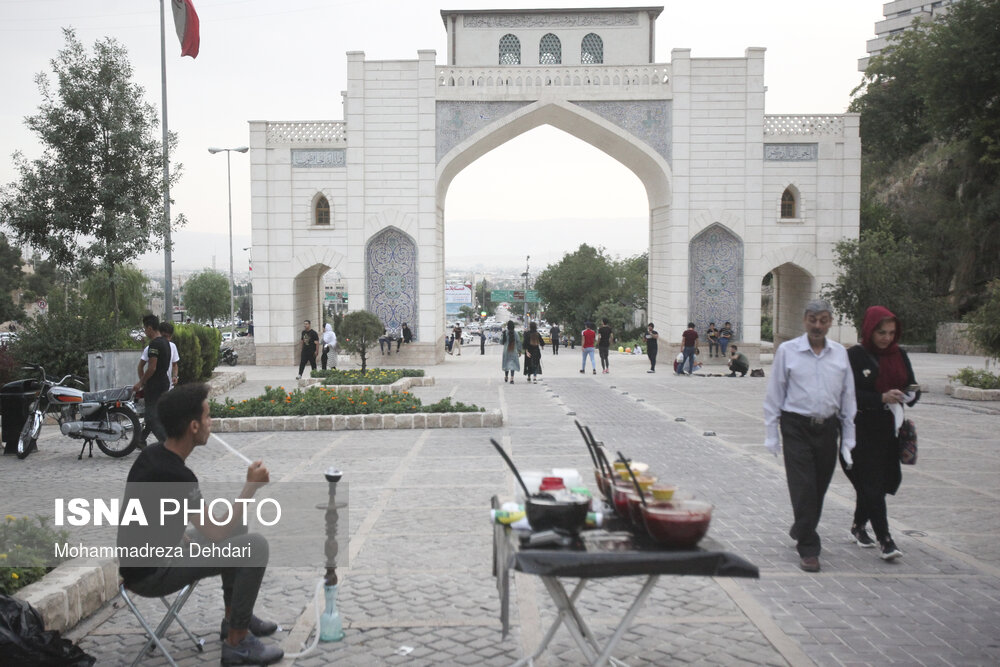 علی‌رغم قرار داشتن فارس در وضعیت قرمز، همچنان اماکن گردشگری در شیراز باز و پذیرای گردشگران است.(دروازه قرآن)