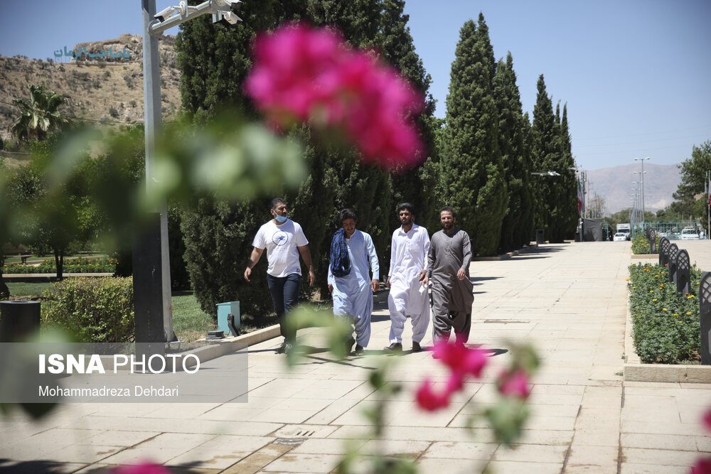 علی‌رغم قرار داشتن فارس در وضعیت قرمز، همچنان اماکن گردشگری در شیراز باز و پذیرای گردشگران است.(آرامگاه سعدی)