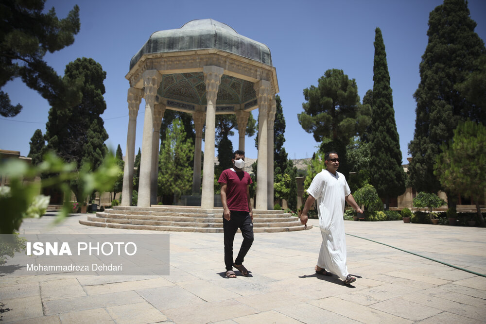 علی‌رغم قرار داشتن فارس در وضعیت قرمز، همچنان اماکن گردشگری در شیراز باز و پذیرای گردشگران است.(آرامگاه حافظ)