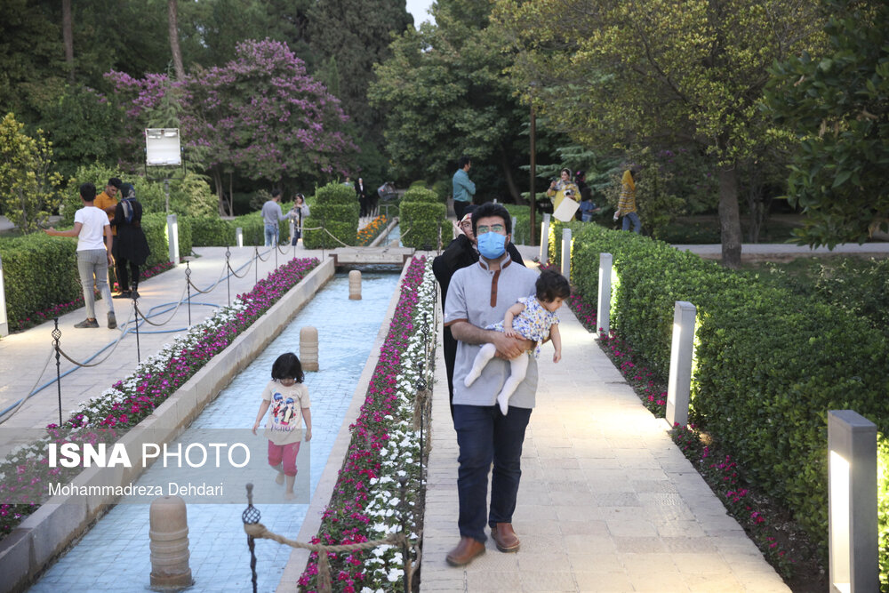 علی‌رغم قرار داشتن فارس در وضعیت قرمز، همچنان اماکن گردشگری در شیراز باز و پذیرای گردشگران است.(باغ ارم)
