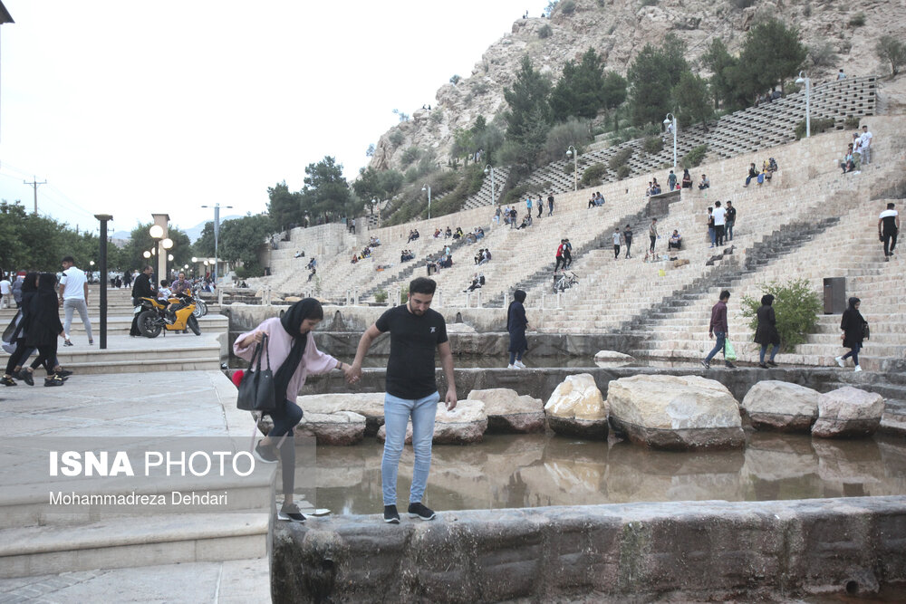 علی‌رغم قرار داشتن فارس در وضعیت قرمز، همچنان اماکن گردشگری در شیراز باز و پذیرای گردشگران است.(دروازه قرآن)