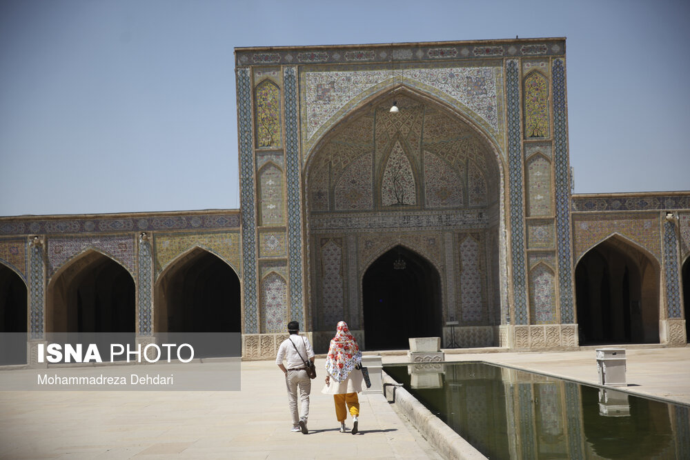 علی‌رغم قرار داشتن فارس در وضعیت قرمز، همچنان اماکن گردشگری در شیراز باز و پذیرای گردشگران است.(مسجد وکیل)