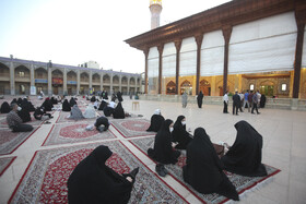 علی‌رغم قرار داشتن فارس در وضعیت قرمز، همچنان اماکن گردشگری در شیراز باز و پذیرای گردشگران است.(حرم شاهچراغ-ع)