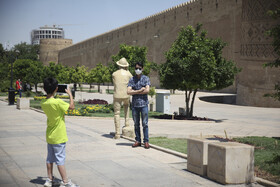 علی‌رغم قرار داشتن فارس در وضعیت قرمز، همچنان اماکن گردشگری در شیراز باز و پذیرای گردشگران است.(ارگ کریمخان)