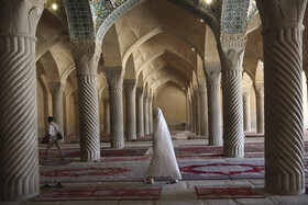 علی‌رغم قرار داشتن فارس در وضعیت قرمز، همچنان اماکن گردشگری در شیراز باز و پذیرای گردشگران است.(مسجد وکیل)