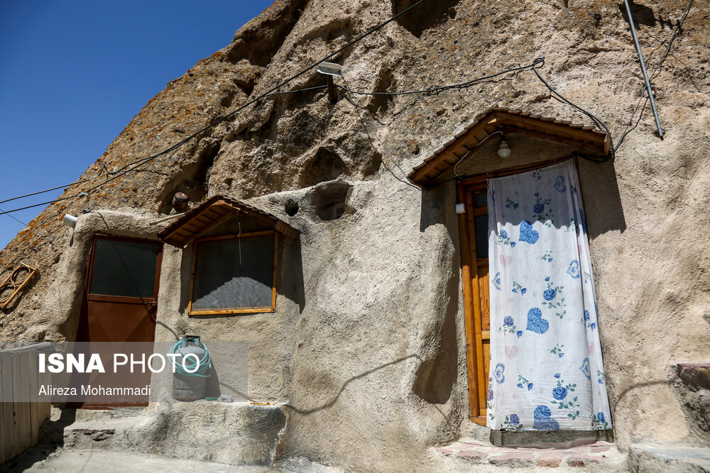 روستای کندوان از صخره هایی تشکل شده است که بعدها مردم برای زیستن در داخل آن ها اقدام به حفاری درون صخره ها کرده و برای خود خانه های مسکونی ایجاد کرده اند.
