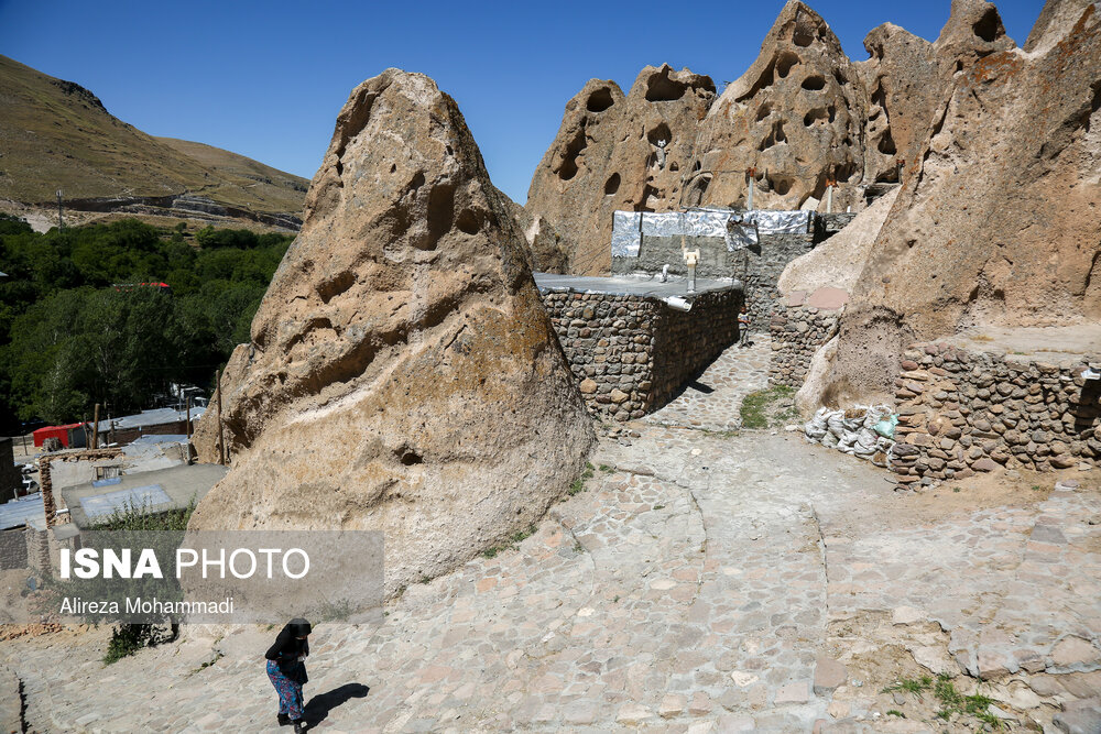 روستای کندوان از صخره هایی تشکل شده است که بعدها مردم برای زیستن در داخل آن ها اقدام به حفاری درون صخره ها کرده و برای خود خانه های مسکونی ایجاد کرده اند.