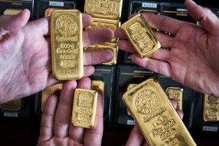 قیمت جهانی طلا با افت دلار رشد کرد/ هر اونس ۱۸۶۰ دلار