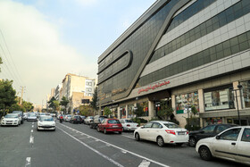 مرکز خرید سامان که در خیابان یکم شهران قرار دارد از مراکز تجاری مهم این محله به شمار می‌آید.